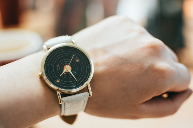 Sur quel poignet se porte une montre 2025