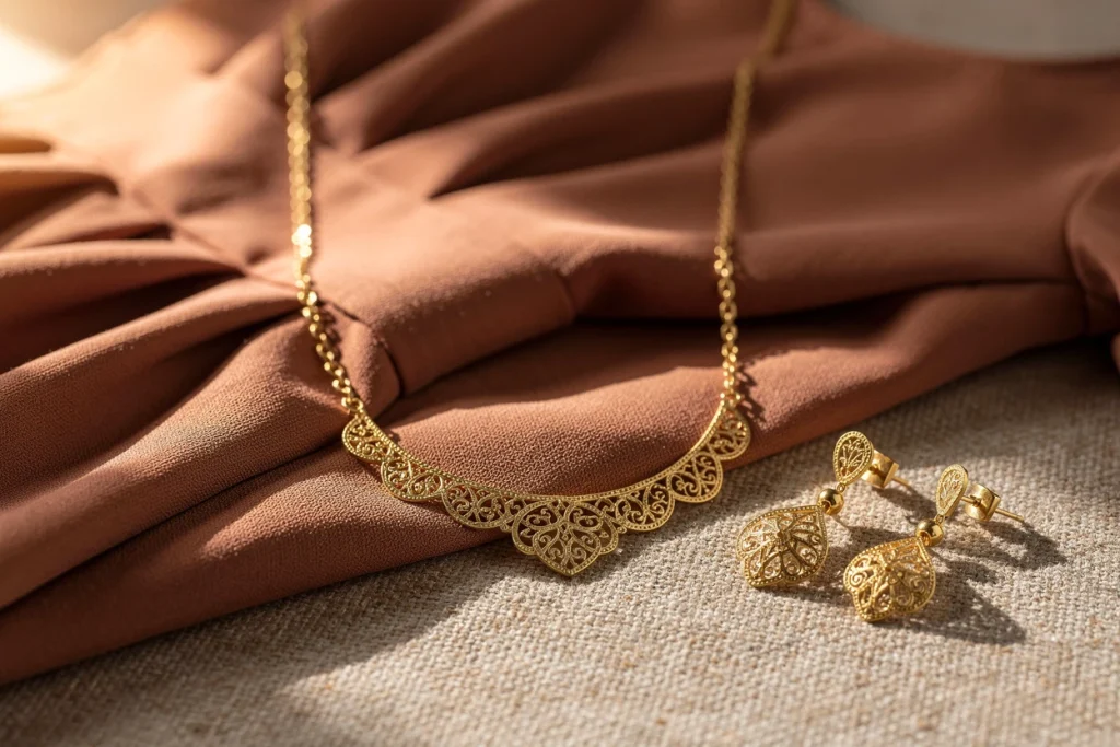Quels bijoux choisir pour sublimer une robe terracotta ?